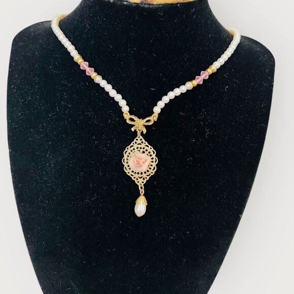 Vintage 1928 pink crystals/porcelain flower & faux pearl chocker gold tone - Picture 6 of 7